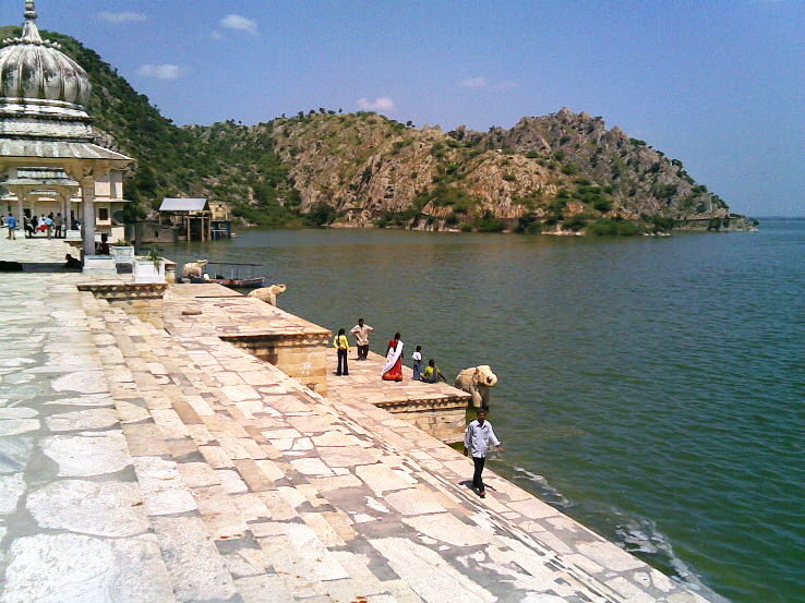 tourist places near udaipur jaisamand lake